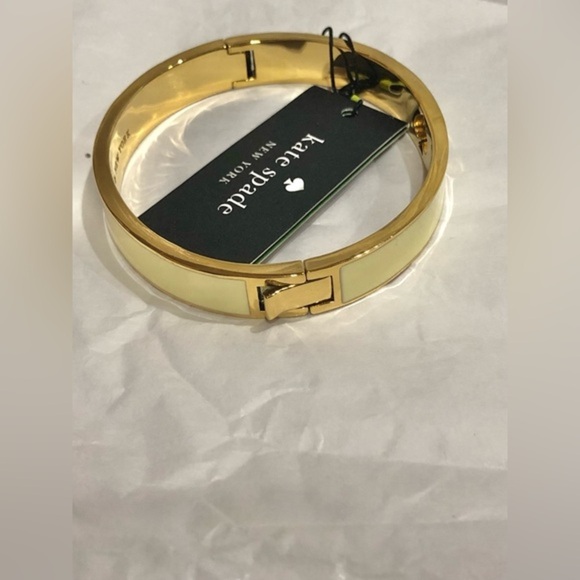 Kate Spade Cream‎ Hole Punch Spade 10mm Spade Hinge bracelet Bangle new - Picture 2 of 8